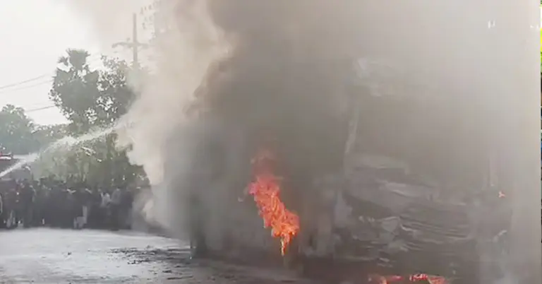 নড়াইল এক্সপ্রেস নামে যাত্রীবাহী একটি বাসে আগুন